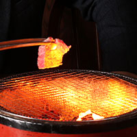 炭火でお肉を焼く